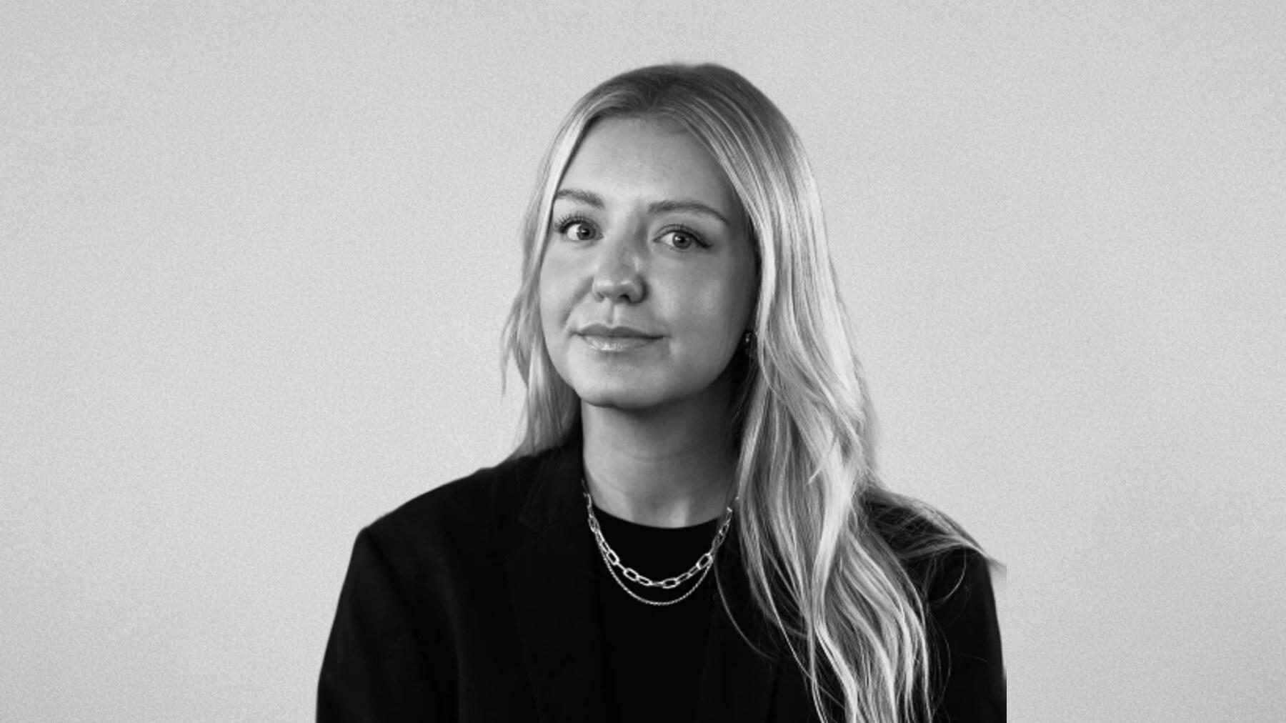 Black-and-white studio portrait of Emelie Ravelli, Copywriter at Stendahls.