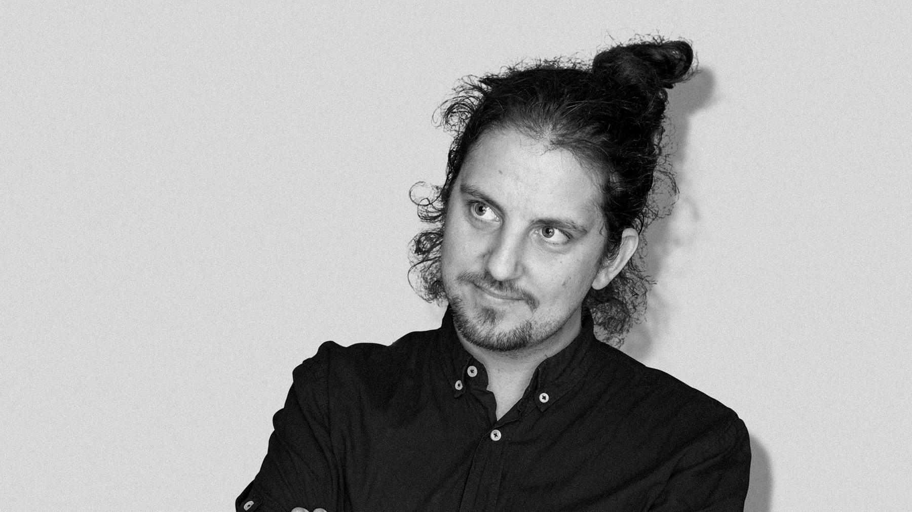 Black-and-white studio portrait of Jimmy Svensson, who works with film and editing at Stendahls.