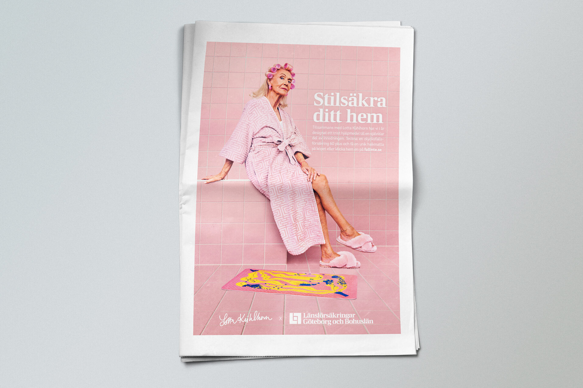 A full-page Swedish newspaper ad headlined "Stilsäkra ditt hem", showing the bathrobe model and the patterned anti-slip mat, co-signed by designer Lotta Kühlhorn and Länsförsäkringar Göteborg och Bohuslän.
