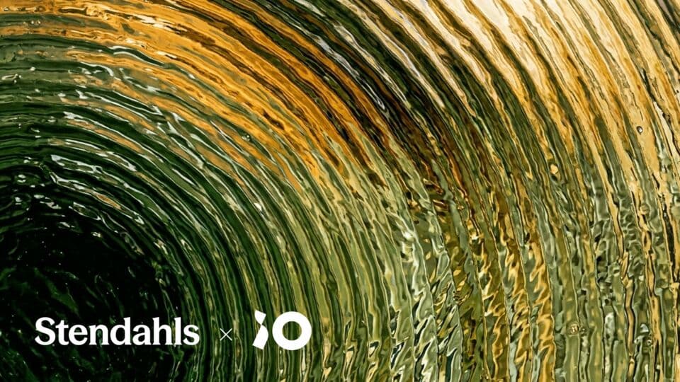 Green and gold rippled water with the Stendahls and iO logotypes.